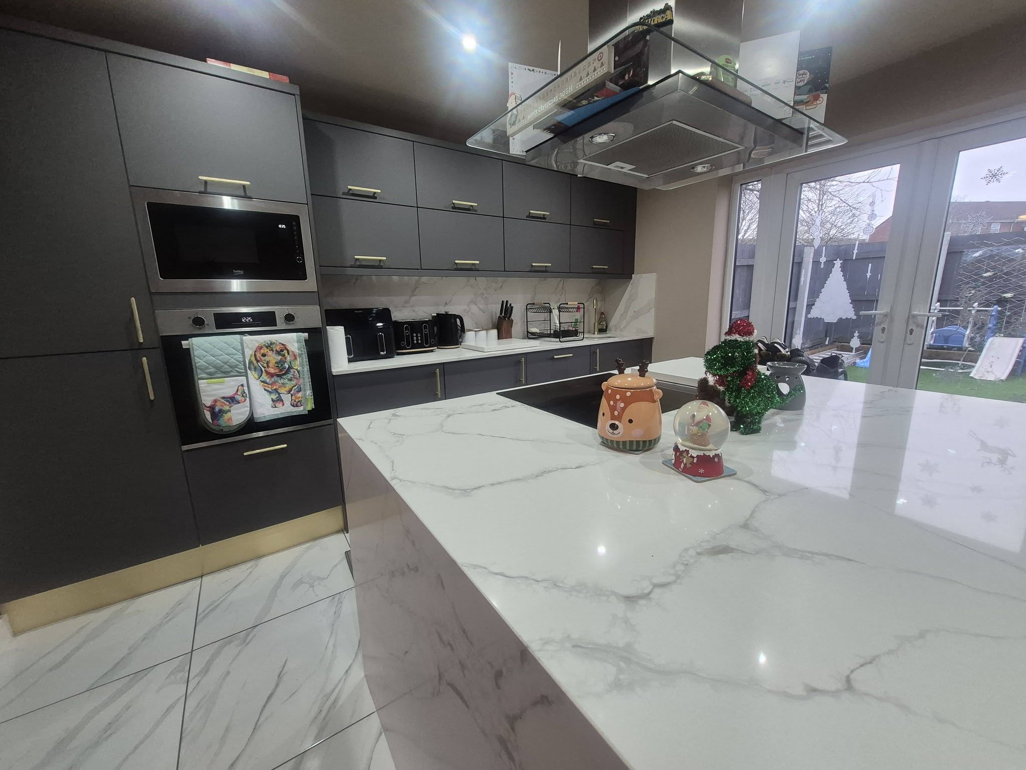 Immaculately cleaned modern kitchen